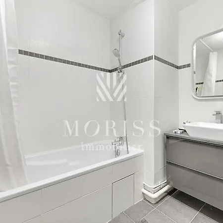 Lovely 1bdr Apt, Metro L8, Private Parking *