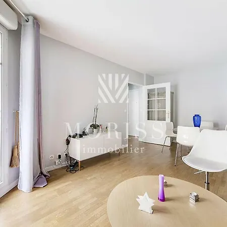 Lovely 1bdr Apt, Metro L8, Private Parking Daire
